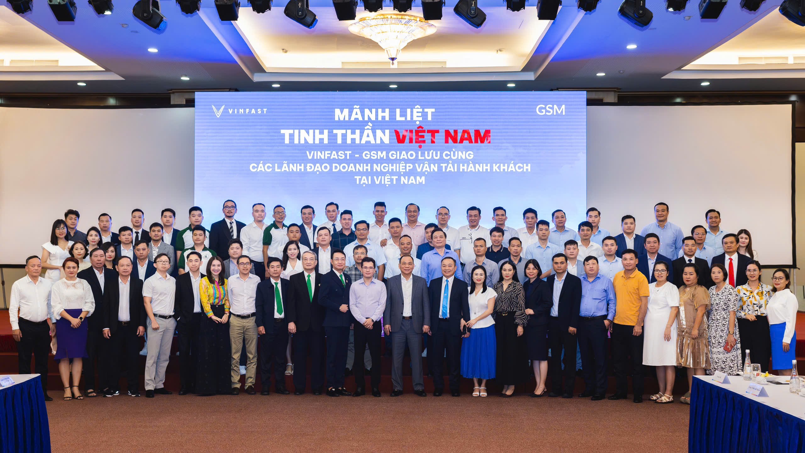 Đại diện Tập đoàn Vingroup, Công ty VinFast và Công ty GSM trong buổi gặp mặt với các lãnh đạo doanh nghiệp vận tải hành khách Việt Nam - bước tiếp theo trong chuỗi chương trình Mãnh liệt Tinh thần Việt Nam - Vì tương lai Xanh do Tập đoàn Vingroup khởi xướng.