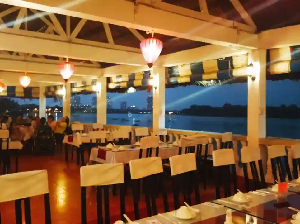 Nhà hàng 13 quận 2