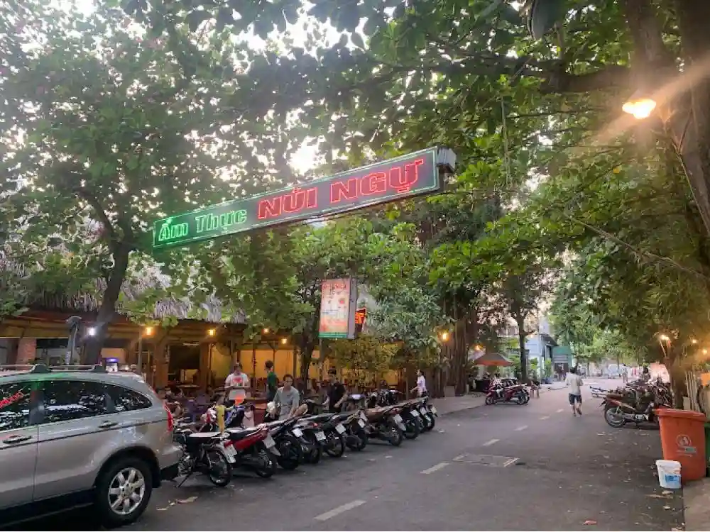 nhà hàng Núi Ngự Quán