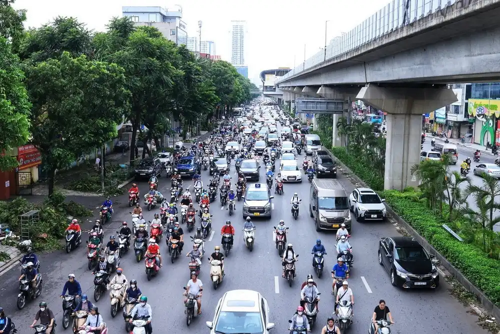 Đường phố đông đúc xe ở Hà Nội