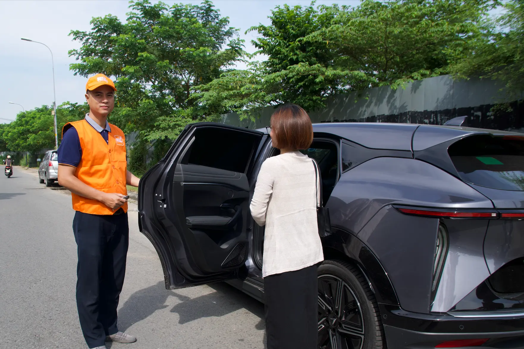 Tài xế lái xe hộ BUTL thực hiện trả xe lại cho chị sếp nữ sau cuốc xe đưa xe và chị đến nơi an toàn.