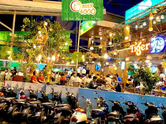 King Garden Q6 – sân vườn có hồ sen, phòng riêng