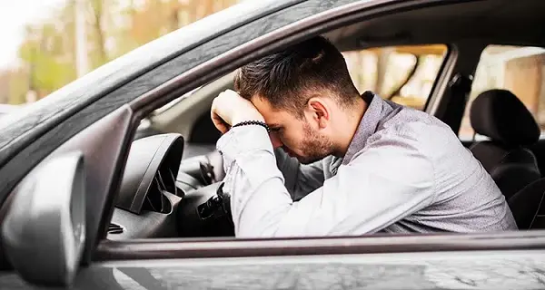 Một vị khách nước ngoài say rượu không thể điều khiển xe về và gặp khó khăn khi tìm đường.