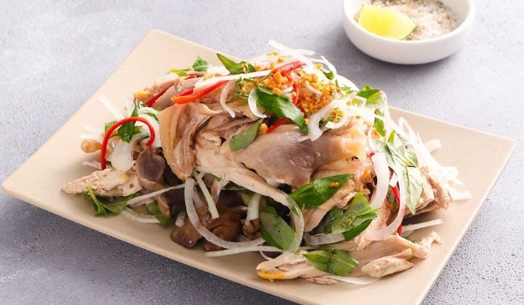 Gà xé phay rau răm