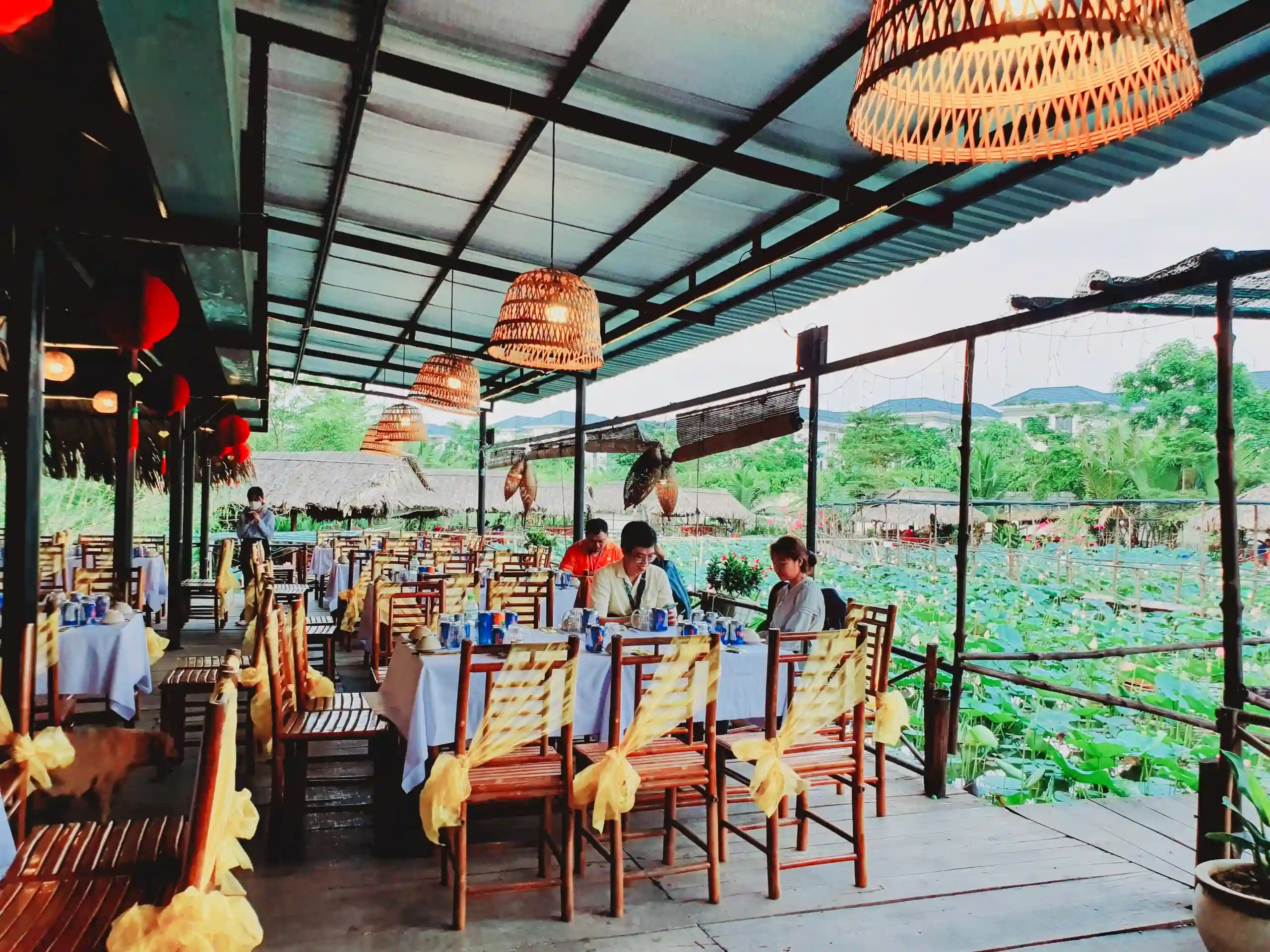 Khu Ẩm Thực Sinh Thái Sen Nam Bộ – Ăn Ngon, Chill Cùng Thiên Nhiên