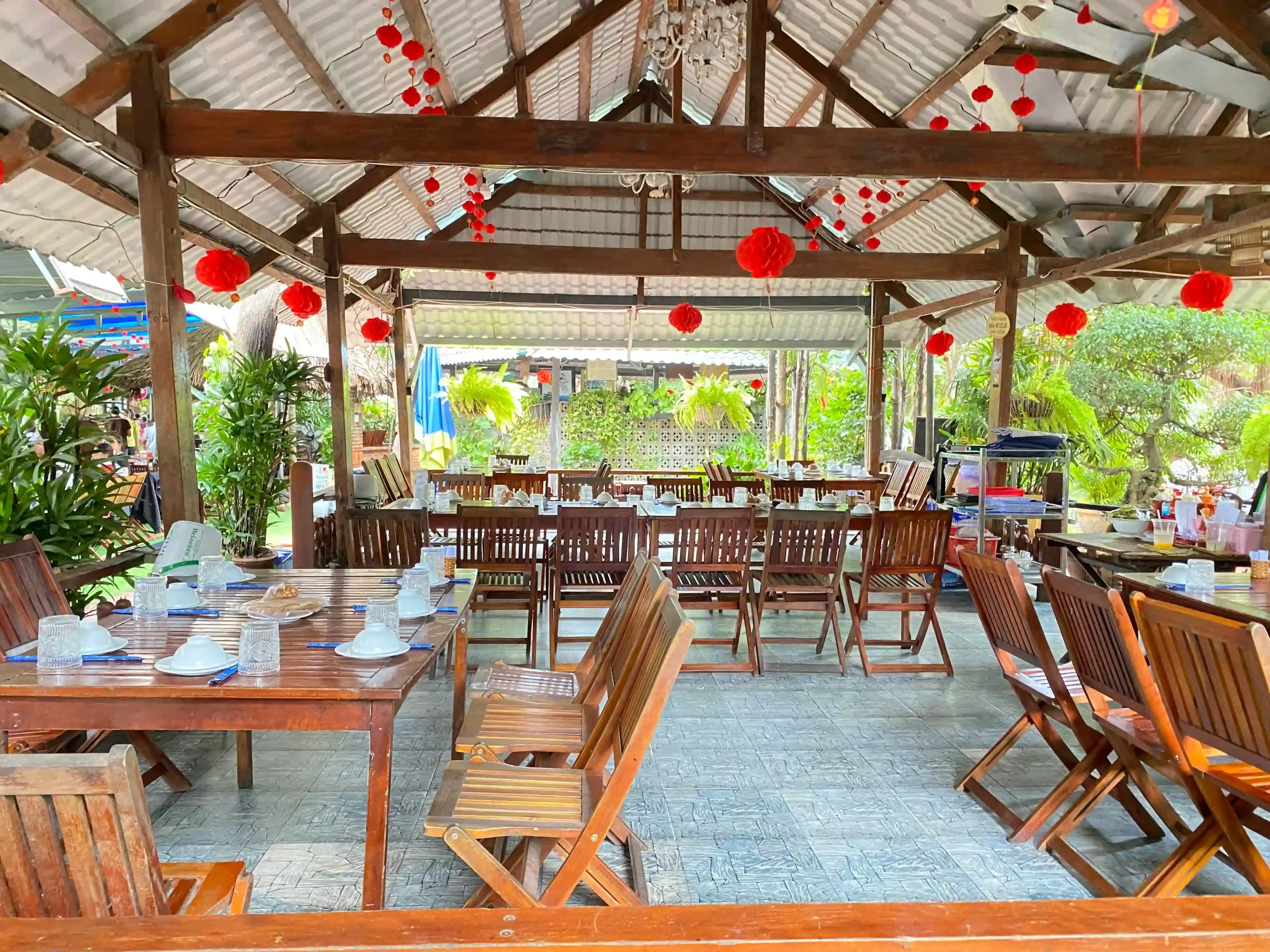 Nhà hàng Bên Sông