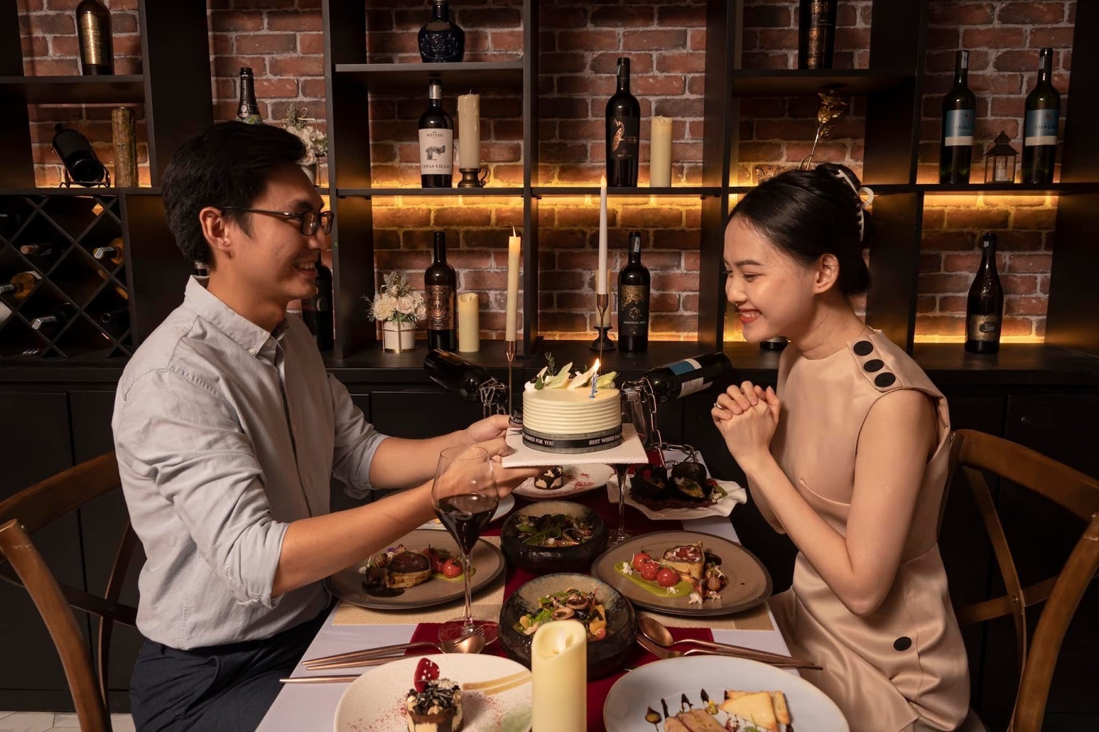 cặp đôi cùng thưởng thức bữa tiệc thân mật ấm cúng kỷ niệm tình yêu