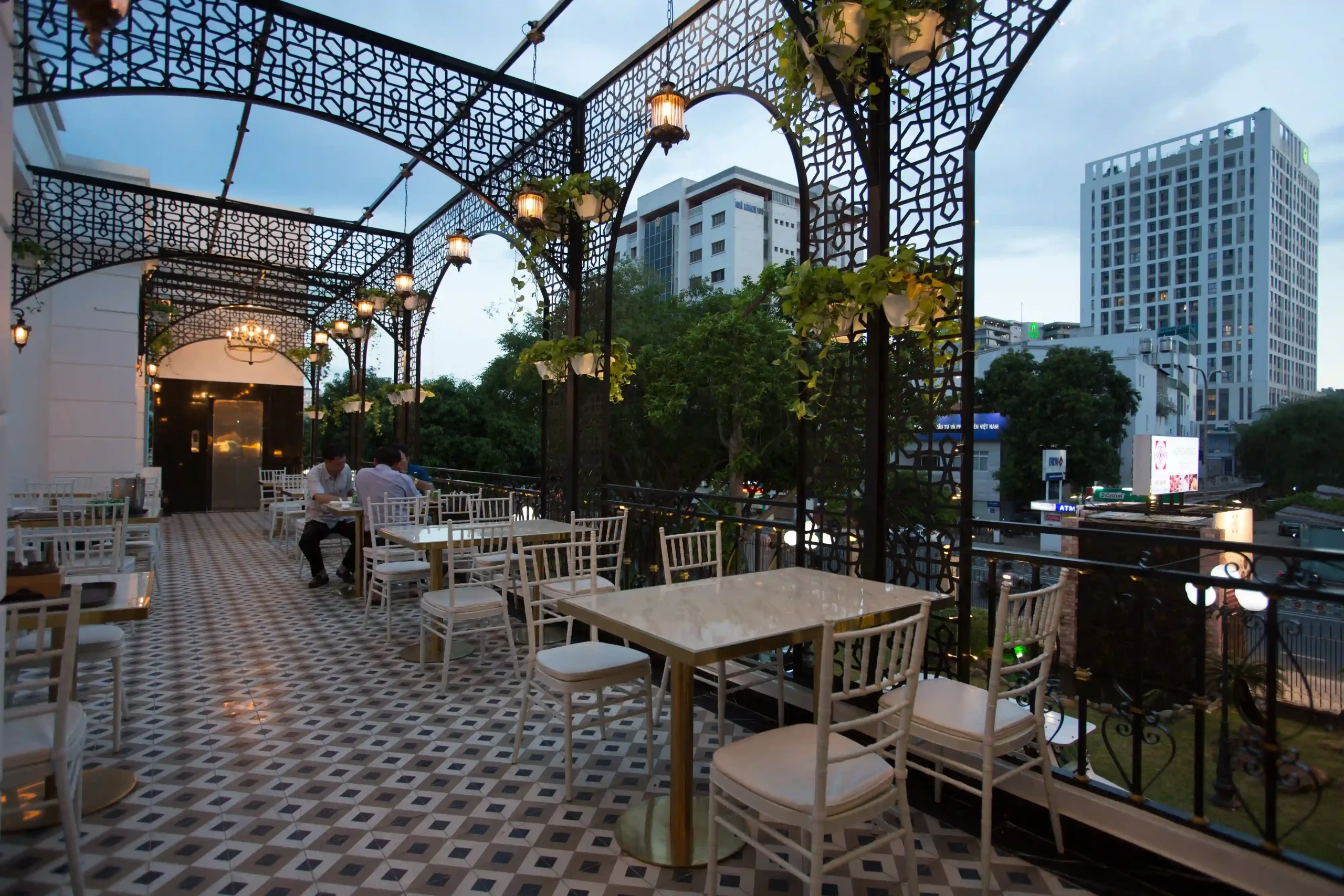 Nhà hàng Sky – Không gian ấm cúng, phù hợp gia đình