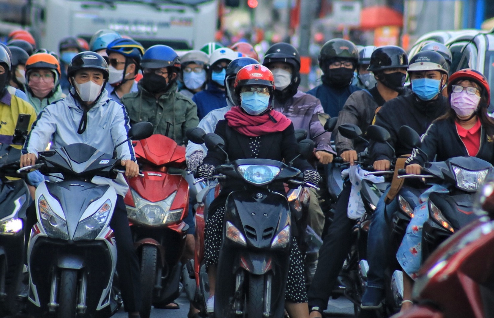 Người dân lái xe di chuyển trong dịp Tết bịt kín vì lạnh