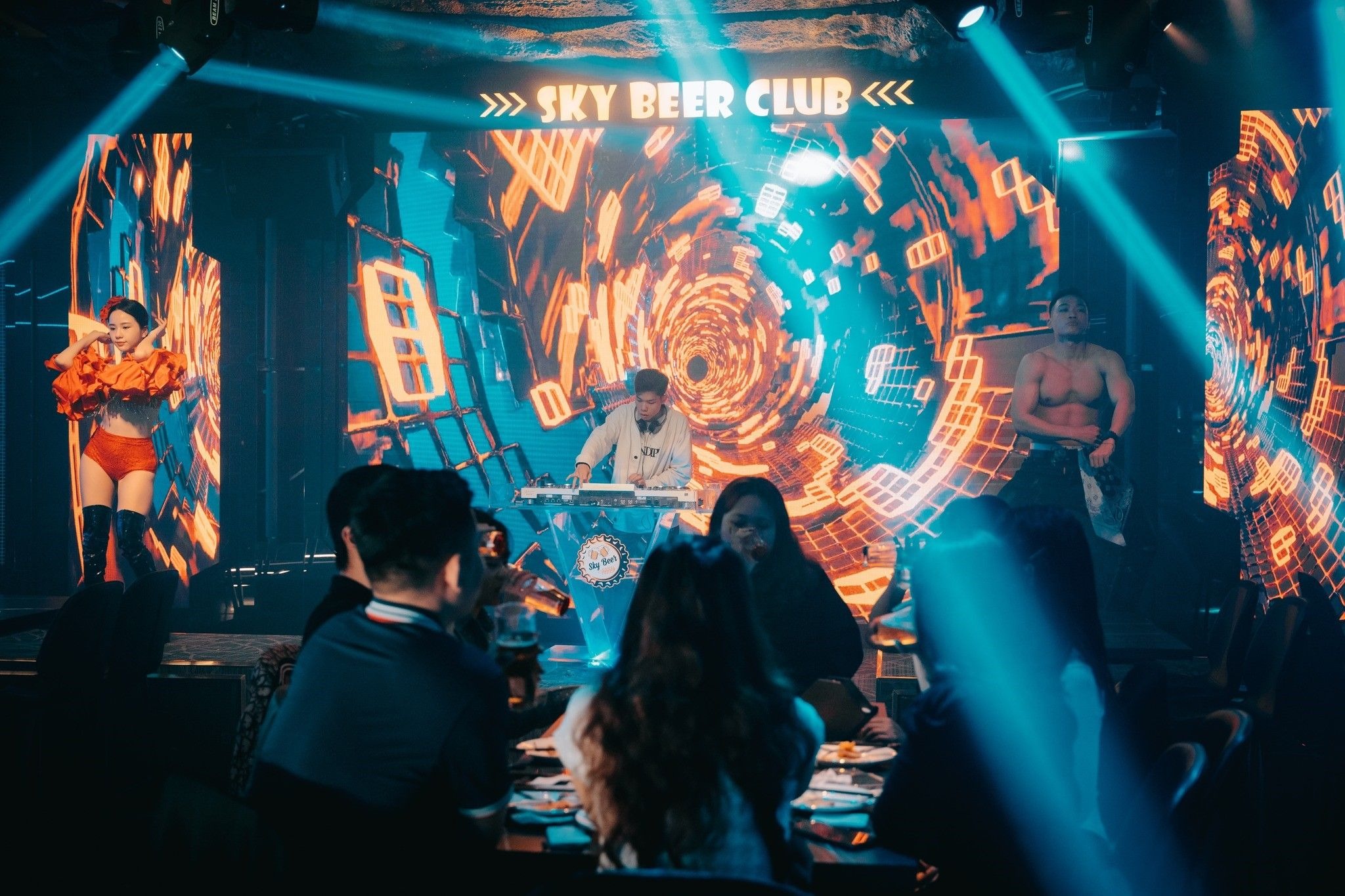 DJ đánh nhạc cực sung trong không gian ánh đèn sân khâu beer club mờ ảo