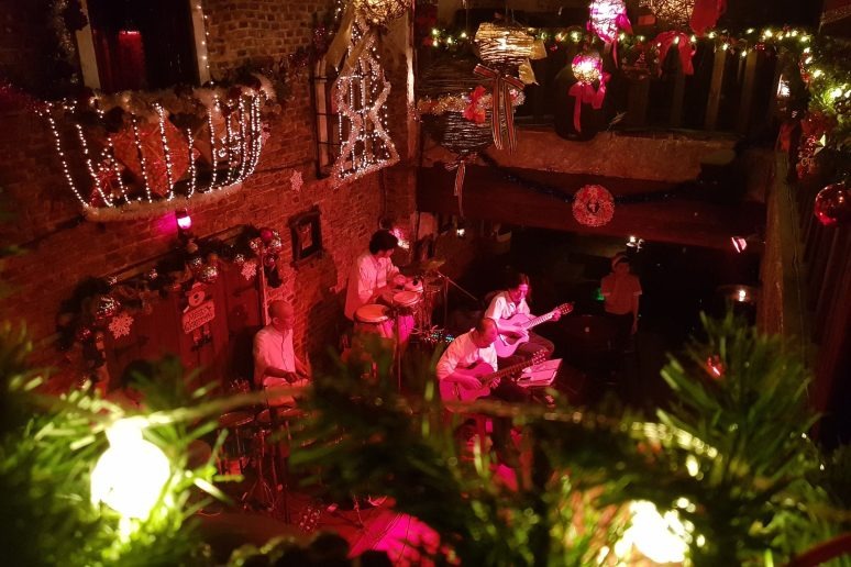 Carmen Bar: Beer Club Quận 1 phong cách cổ điển, live band