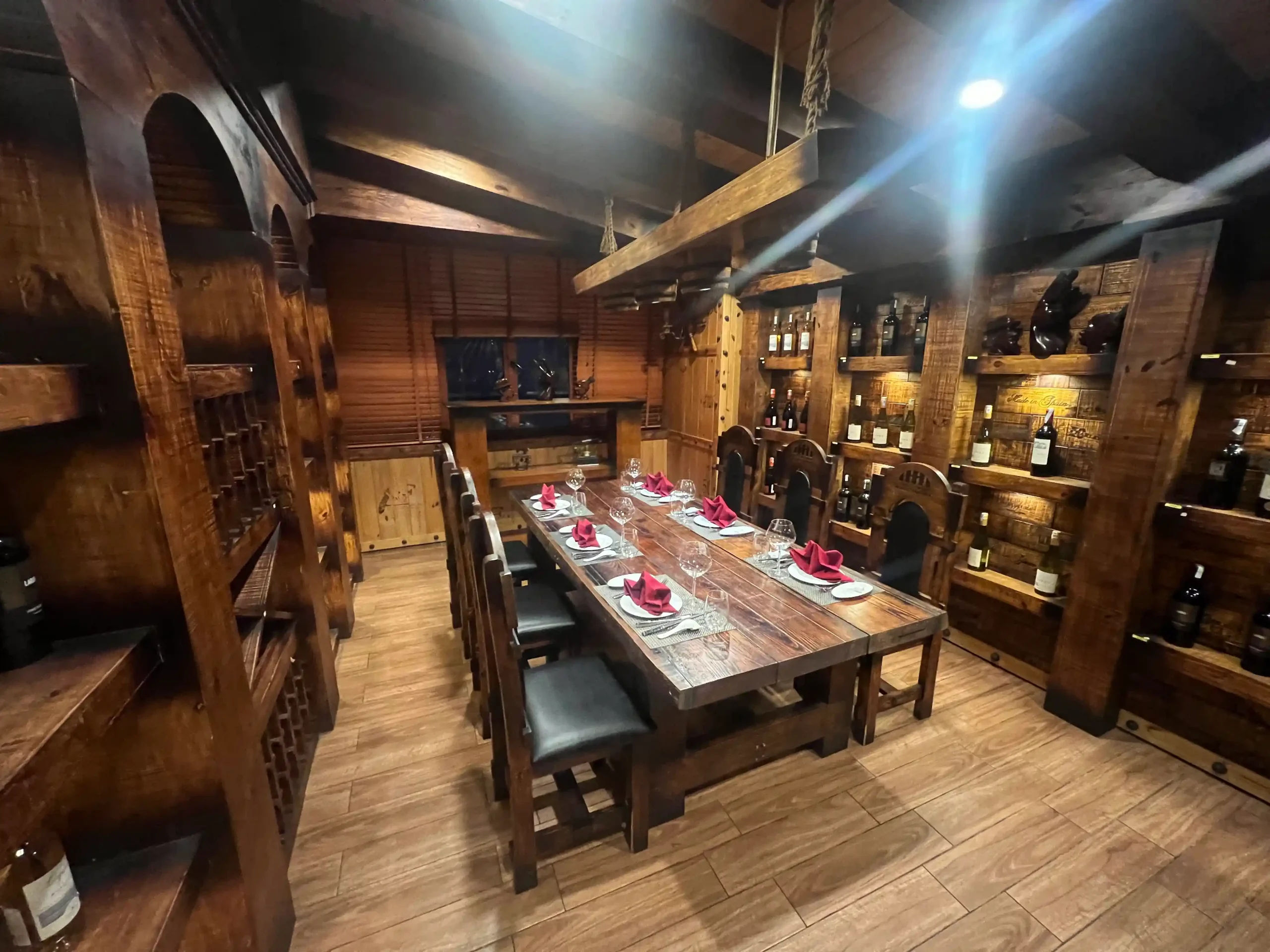 Nhà hàng hầm rượu Wine & Wood