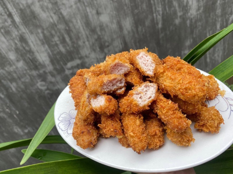 Thưởng thức nem chua rán Hà Nội