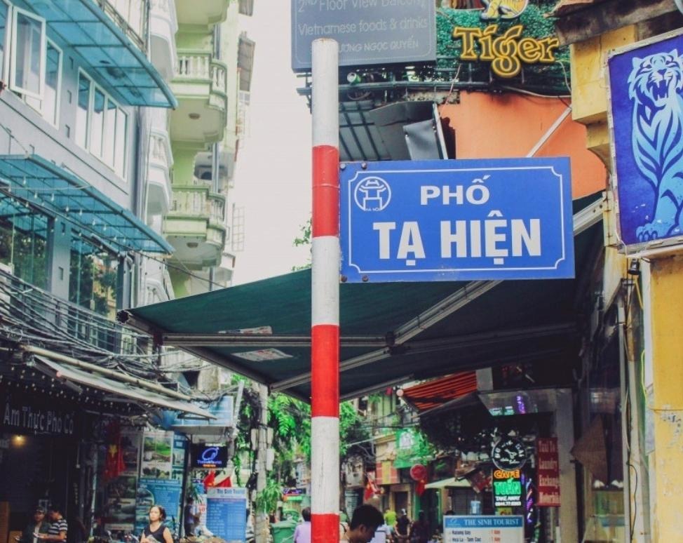 Biển hiệu phố Tạ Hiện