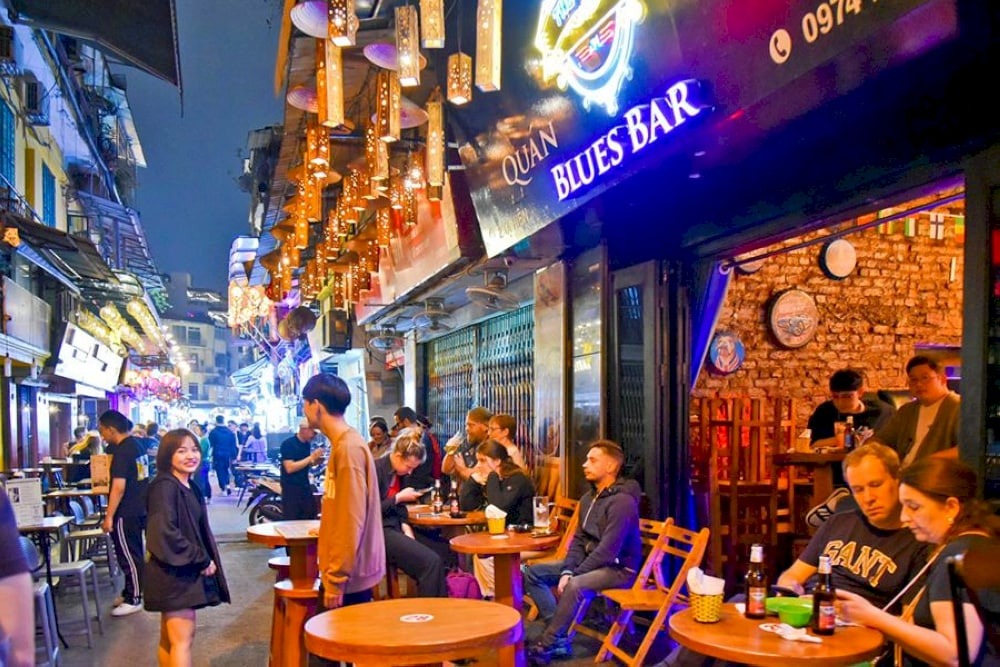 hình ảnh phố Tạ Hiện bam đêm với khách tây và khách việt ngồi quán bar, beer club