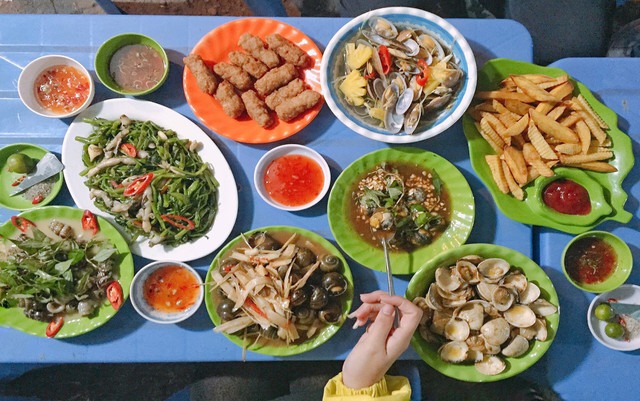 Ốc cay hồ Giảng Võ – Quán ốc ngon Hà Nội view hồ thoáng mát