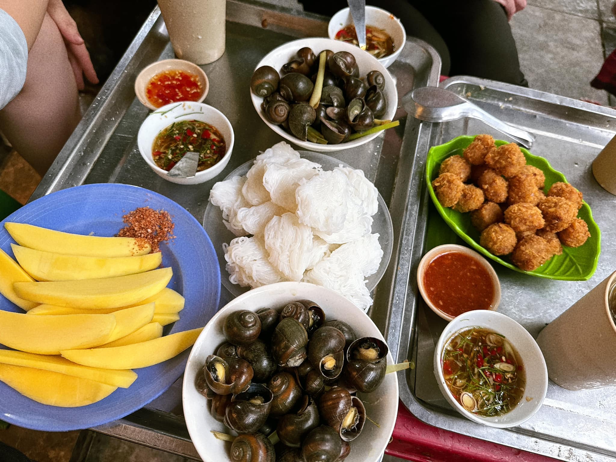 Ốc luộc Ông Già – Thưởng thức ốc ven hồ Tây lộng gió