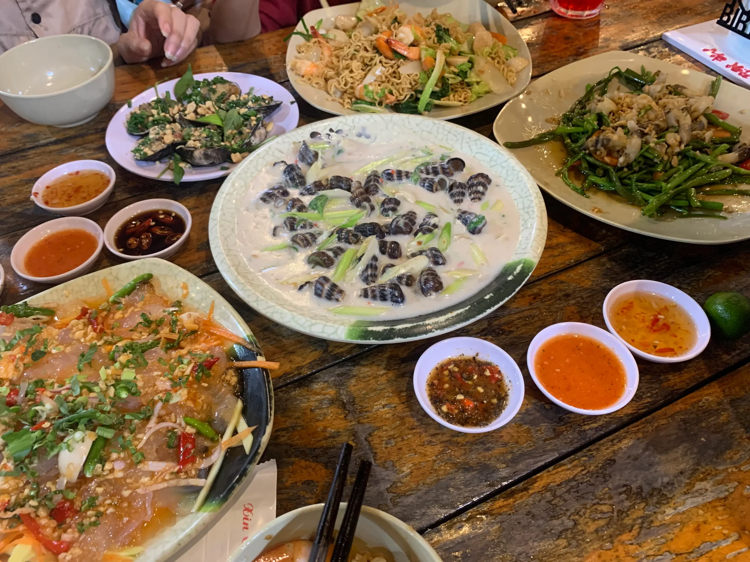 Ốc Ngon Thiện Ý – Quán ốc mở khuya, càng tối càng đông