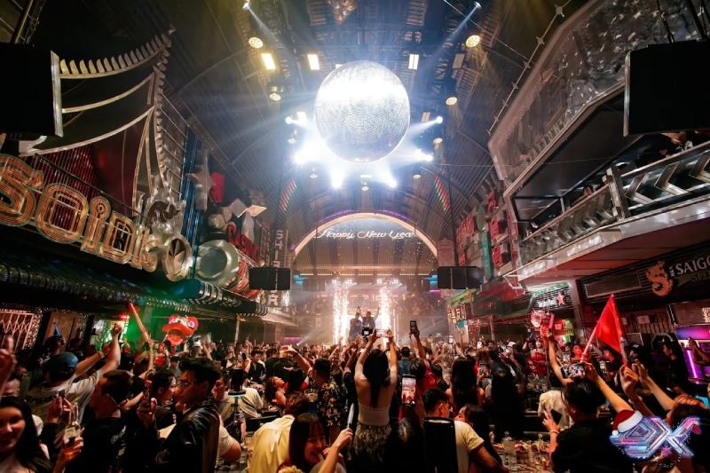 Không gian sôi động với nhạc DJ beer club Distric K