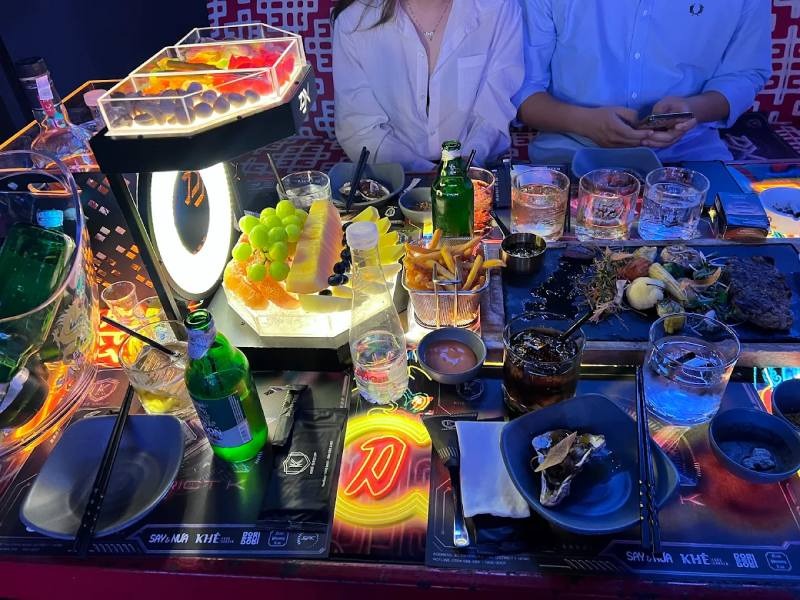 hình ảnh bàn tiệc bia rượu, mồi nhắm và trái cây tại District K