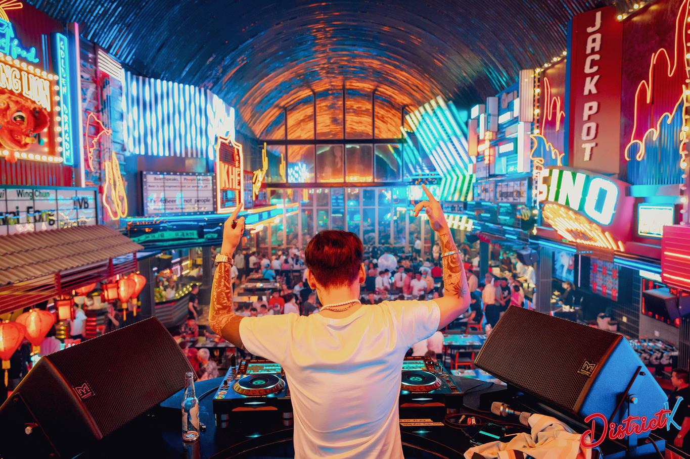 Hoạt động vui chơi đánh nhạc sàn cực sôi động của DJ tại beer club District K