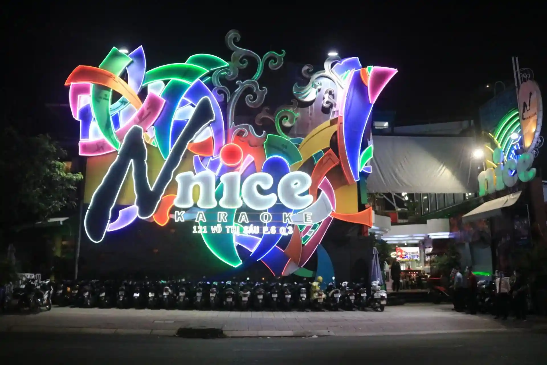 Karaoke Nnice sôi động