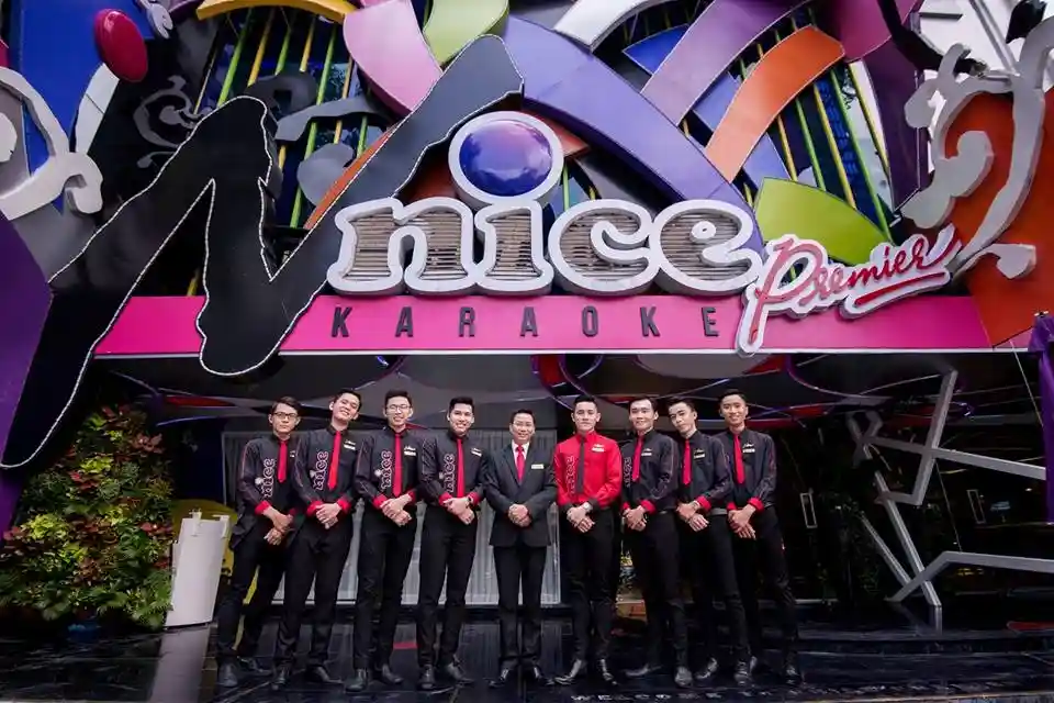 Karaoke Nnice sôi động với đội ngũ nhân viên phục vụ chuyên nghiệp
