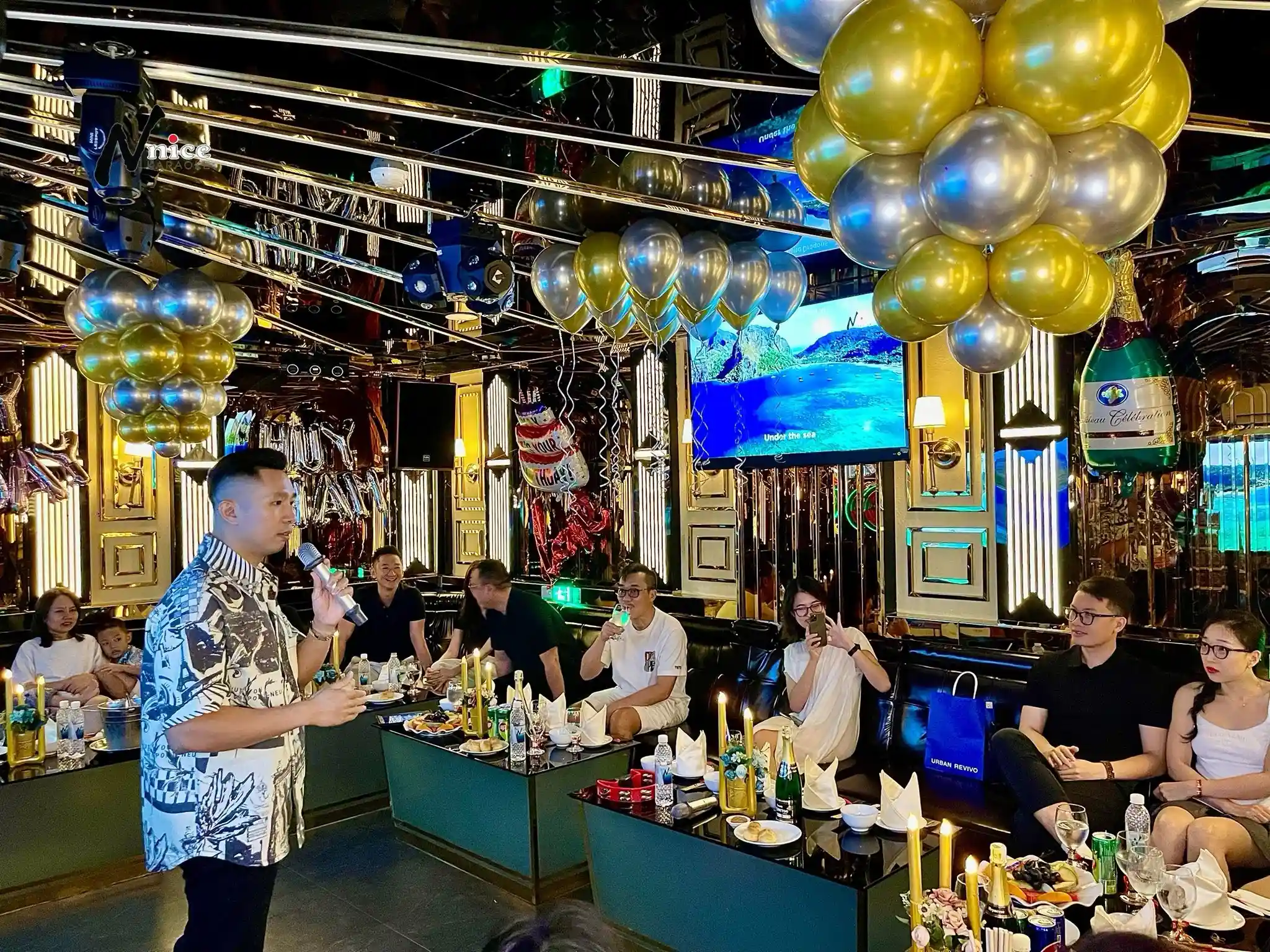 hình ảnh thực tế khách đến hát tại Thiết kế và gian phòng VIP karaoke sang trọng, hệ thống âm thanh chuyên nghiệp tại Karaoke Nnice
