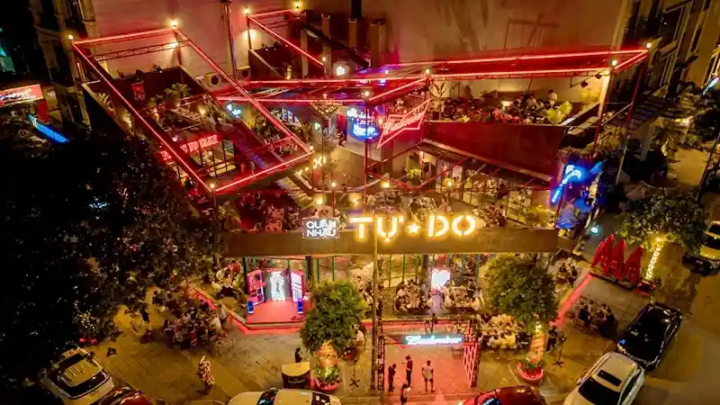 review hình ảnh thực tế quán nhậu tự do với thực khách nhộn nhịp