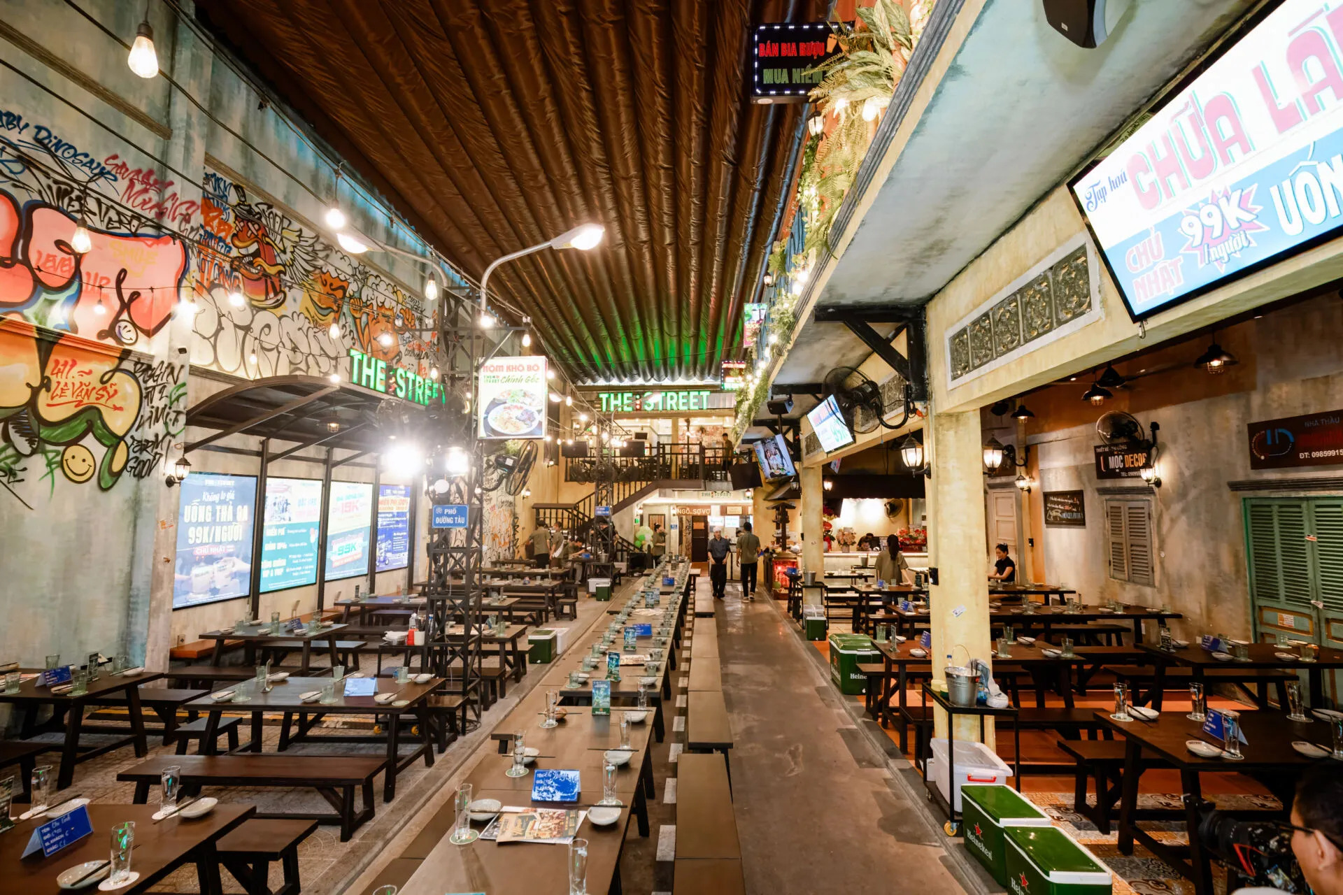 Không gian quán The Street