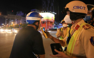 Cảnh sát giao thông kiểm tra nồng độ cồn say rượu bia