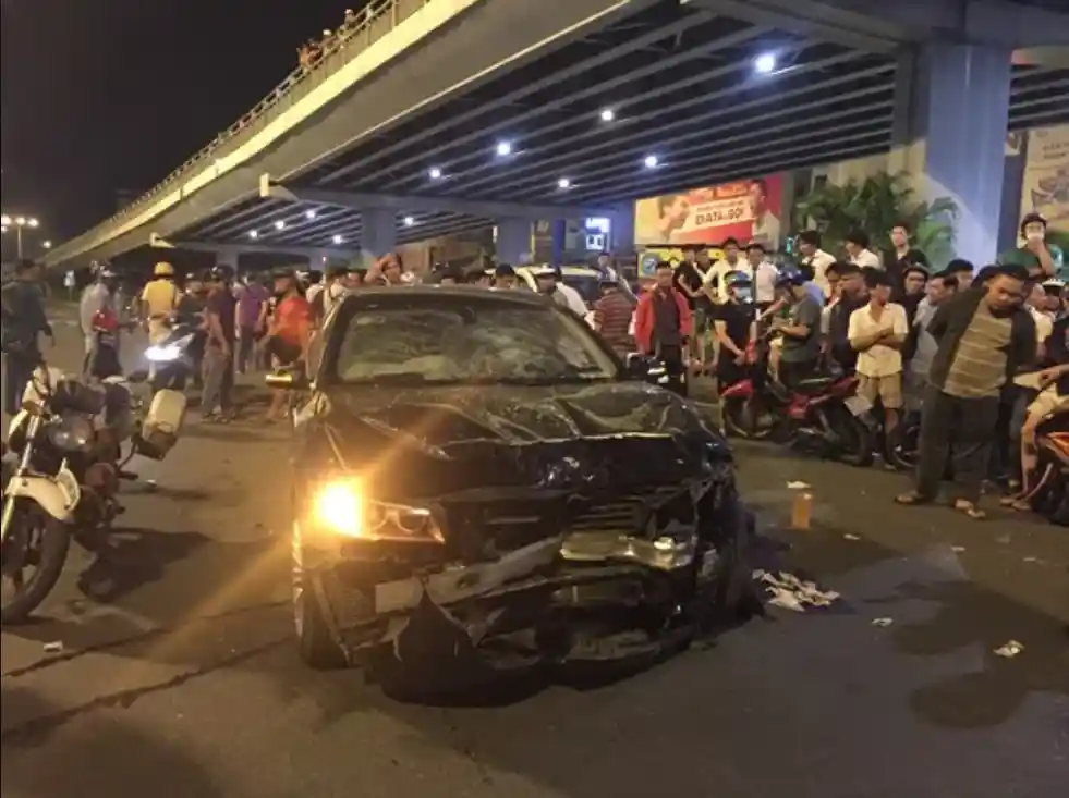 Hiện trường xe ô tô bị tông bể bát đầu xe sau tai nạn giao thông do rượu bia gây ra