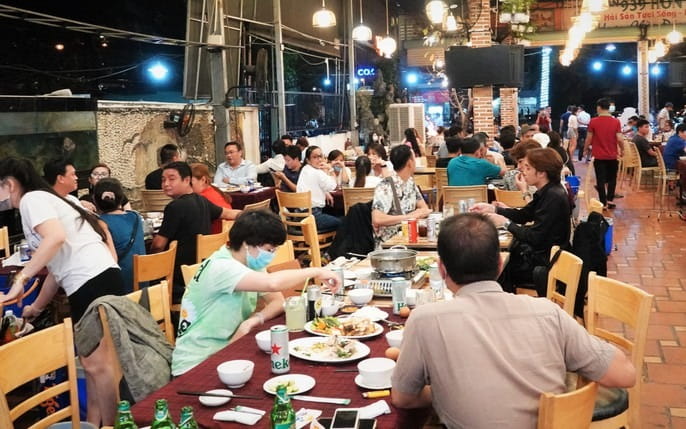 Không gian quán thực tế của Ẩm Thực Mũi Tàu với thực khách đang thưởng thức món ăn