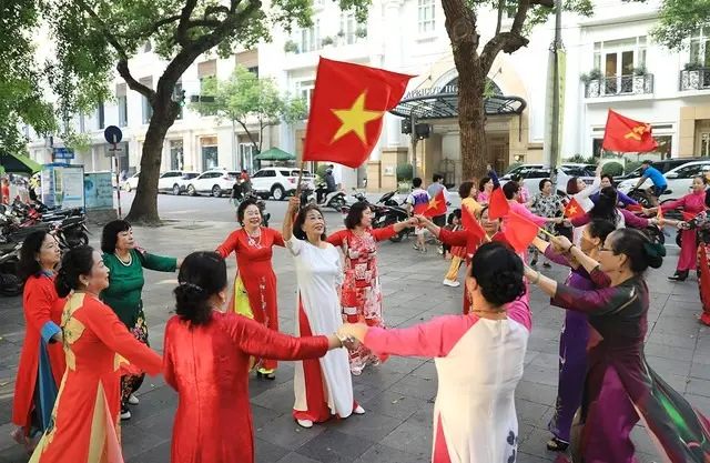 Người dân vui chơi lễ mừng 30 tháng 4 và 01 tháng 5