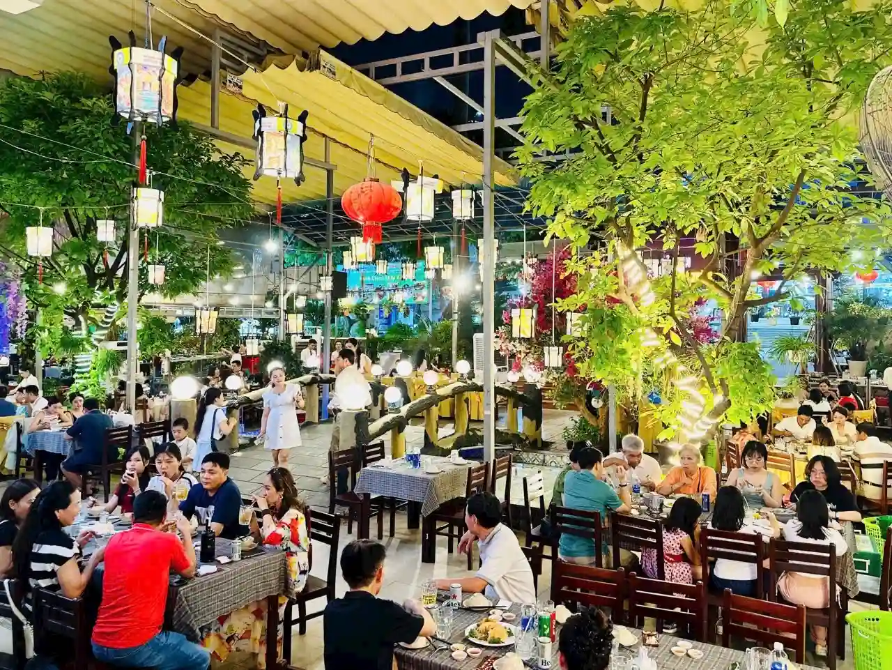 Nhà hàng Những Người Bạn với không gian sân vườn thoáng mát