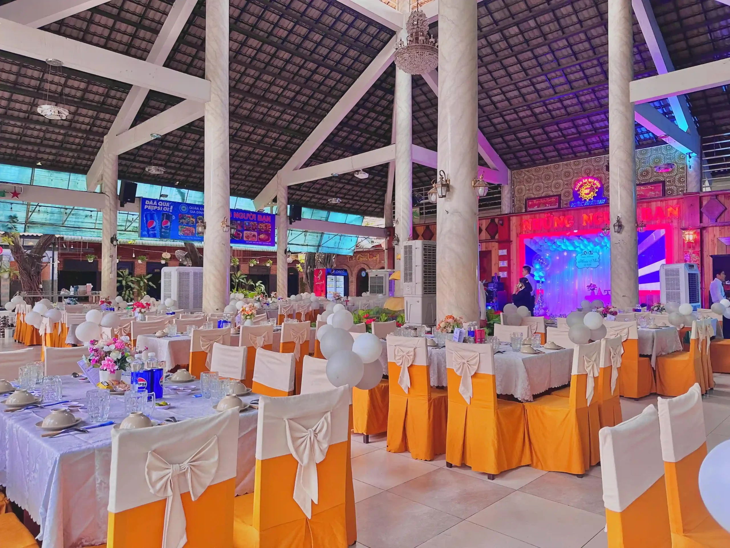 Nhà hàng Những Người Bạn với không gian sảnh lớn