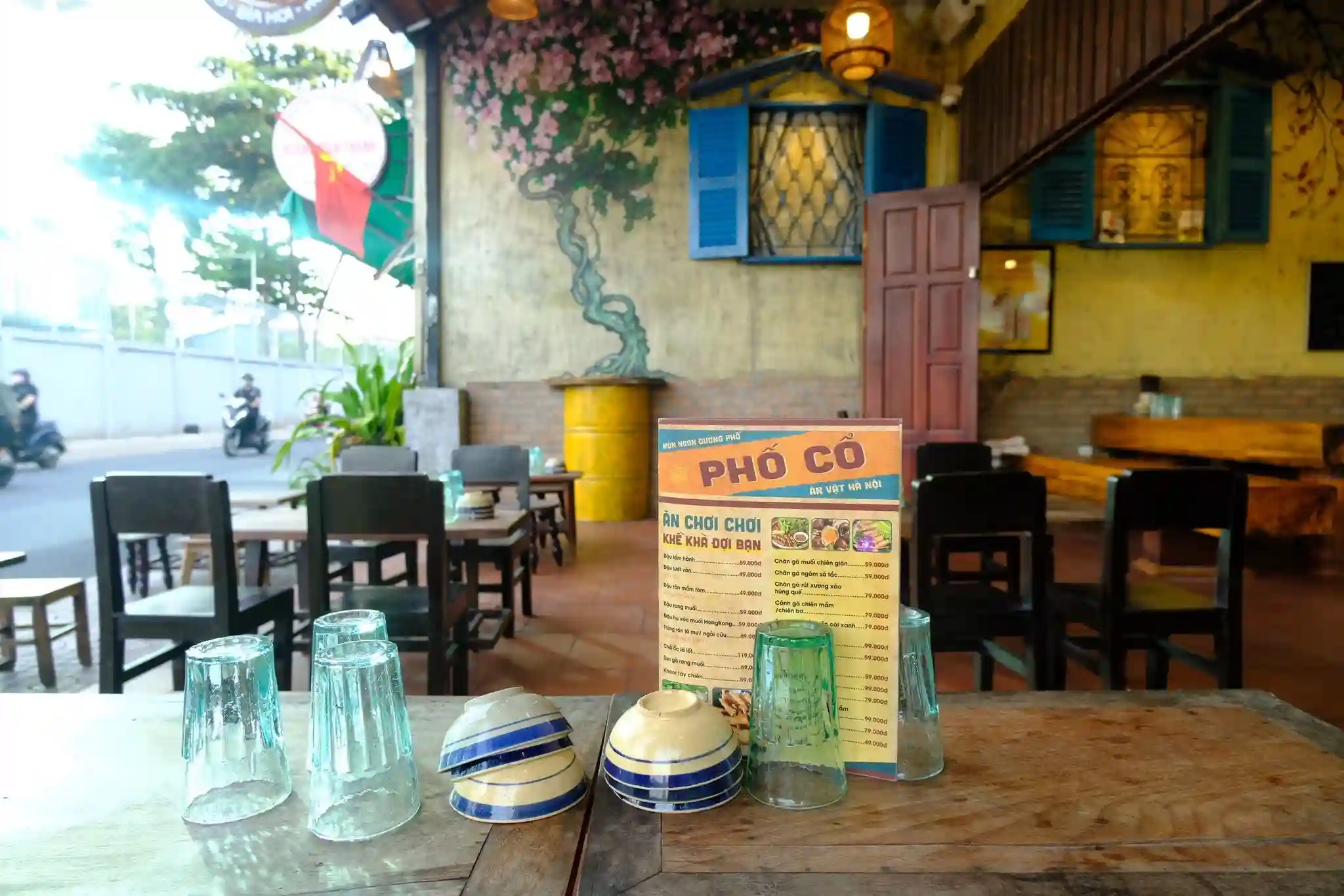 hình ảnh phố cổ quán vào buổi sáng