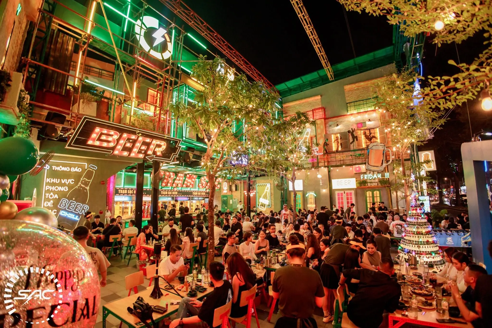Sạc Station không gian ăn chơi về đêm