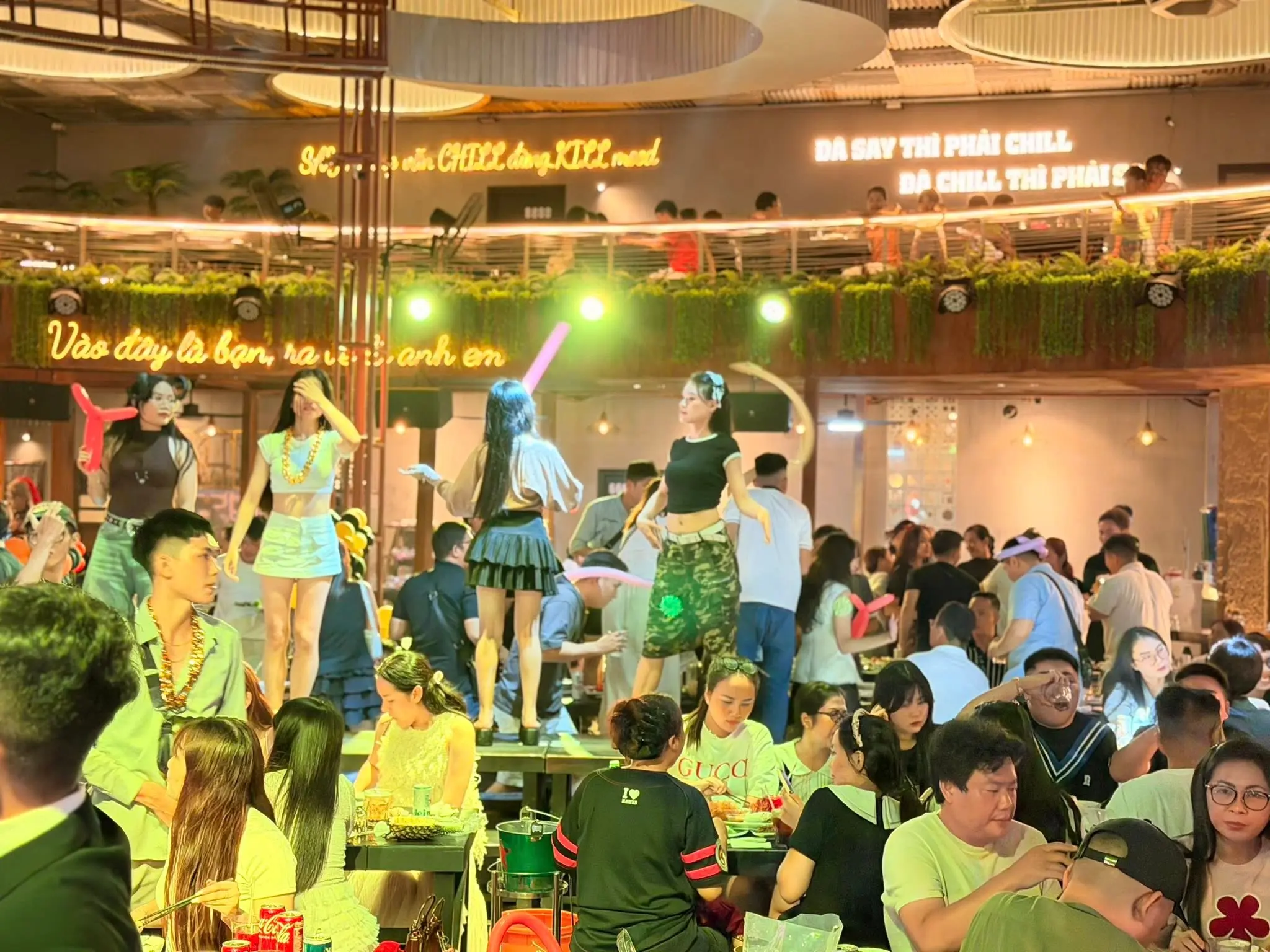 Không gian quán Say Chill