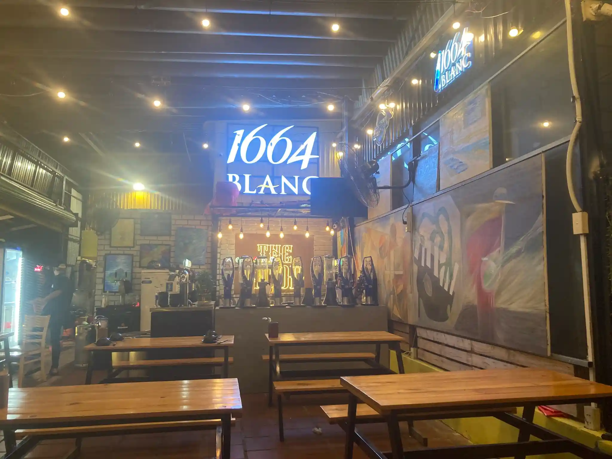 Khôn gian quán nhậu the hood