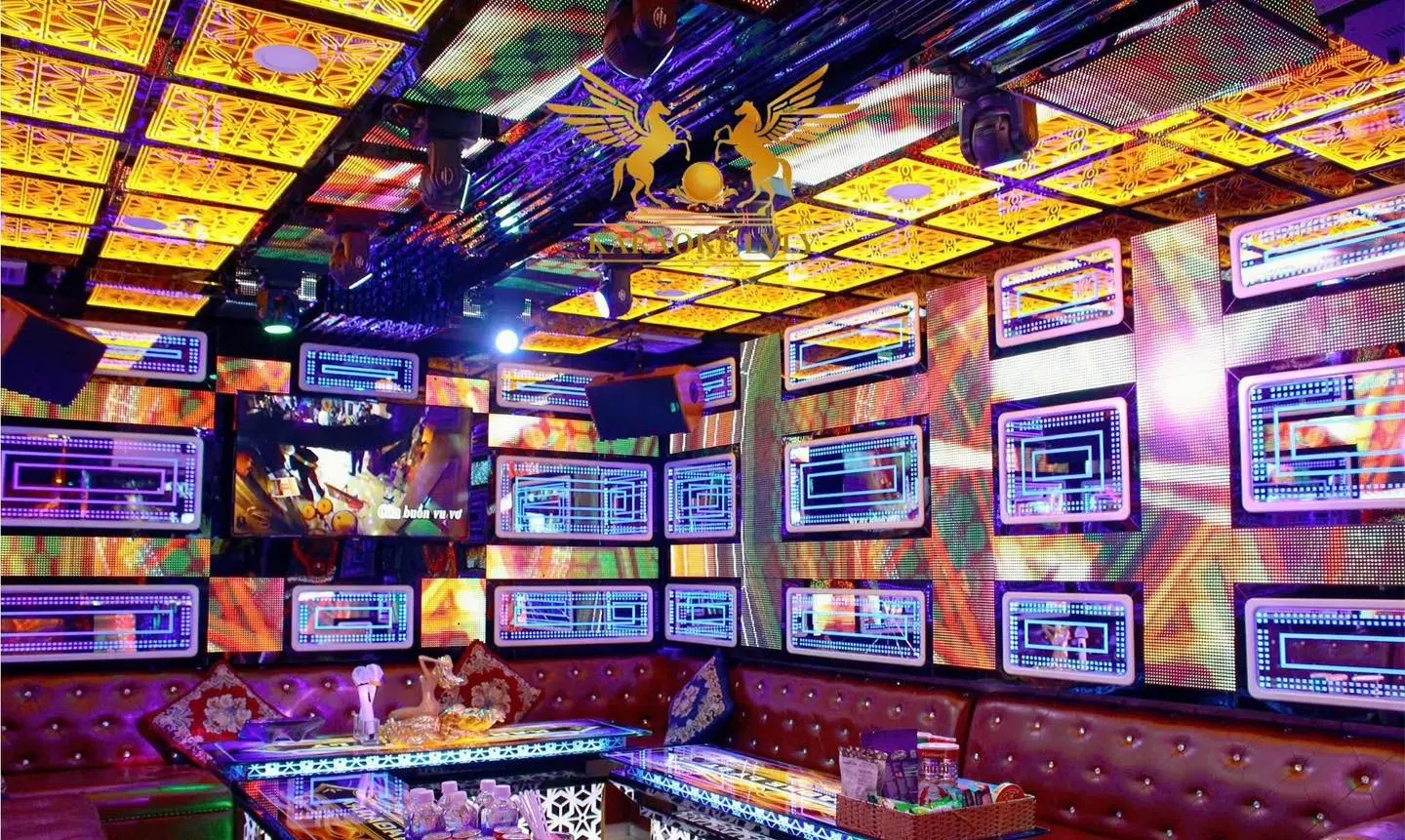 Không gian phòng hát karaoke Ly Ly với nhiều màn hình hỗ trợ người hát