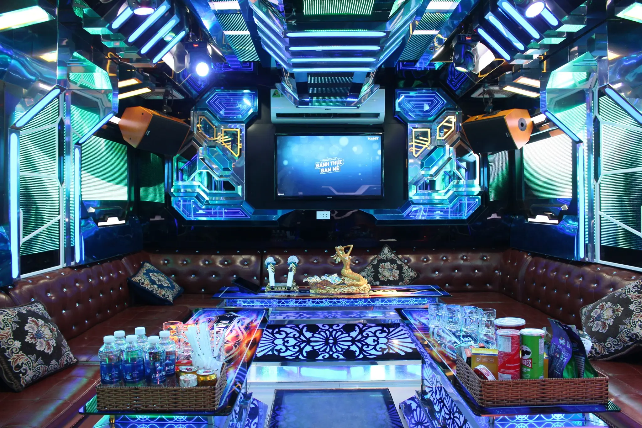 Không gian phòng hát hiện đại cho các bạn trẻ của Karaoke Xuka Bình Đông