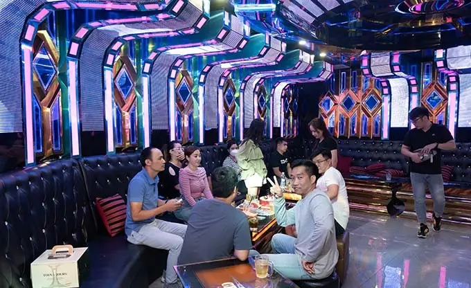 Không gian hát và nhóm bạn trẻ tại Không gian phòng hát hiện đại cho các bạn trẻ của Karaoke Xuka Bình Đông