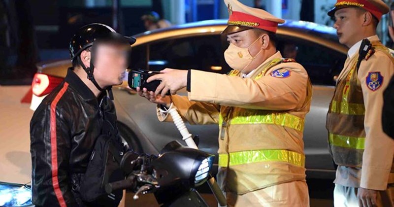 Công an giao thông kiểm tra nồng độ cồn đối với tài xế xe máy