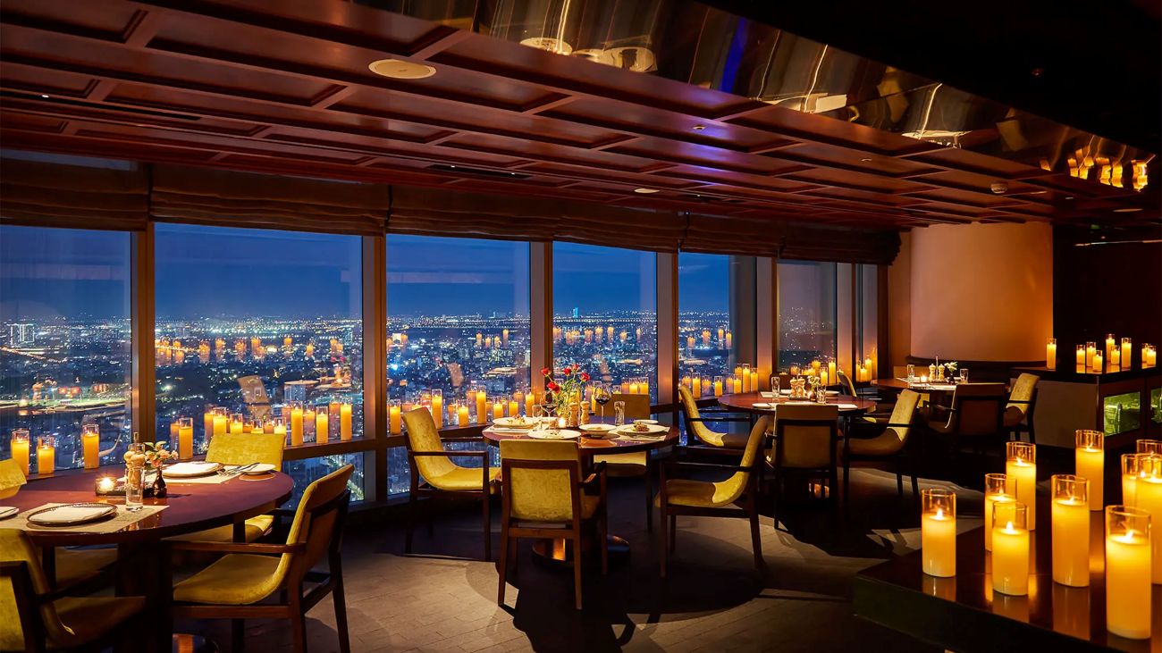 Không gian sảnh tiệc của nhà hàng Grill63 Hà Nội vào ban đêm