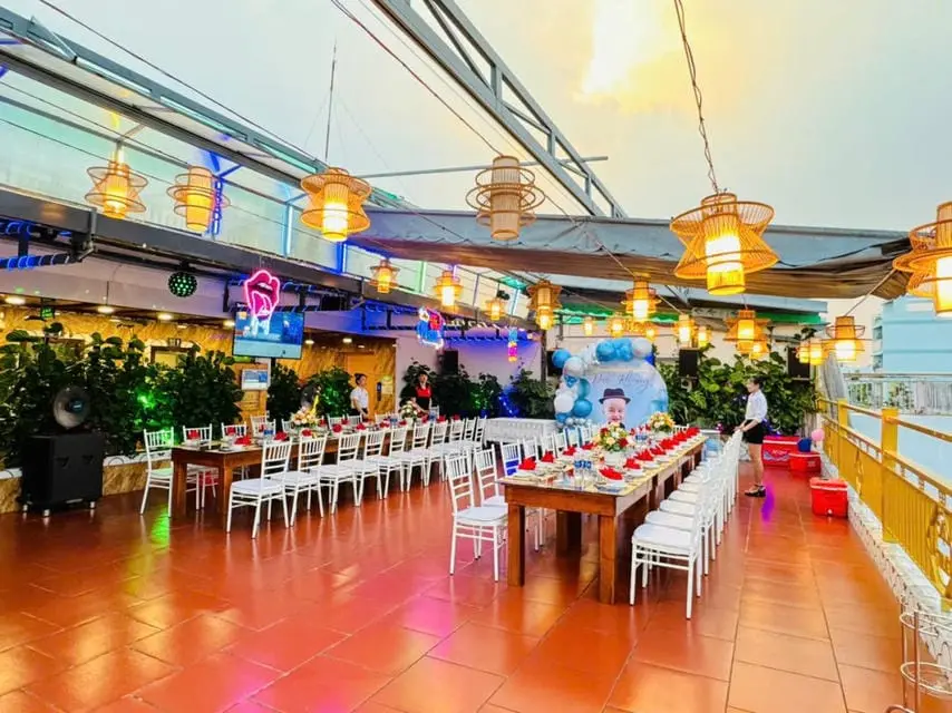 Không gian rooftop ngoài trời của nhà hàng Lộc Vàng