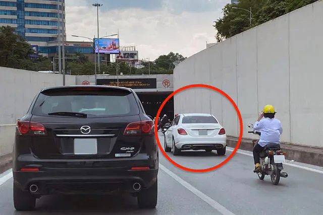 Lỗi xe ô tô không chú ý biển báo & làn đường