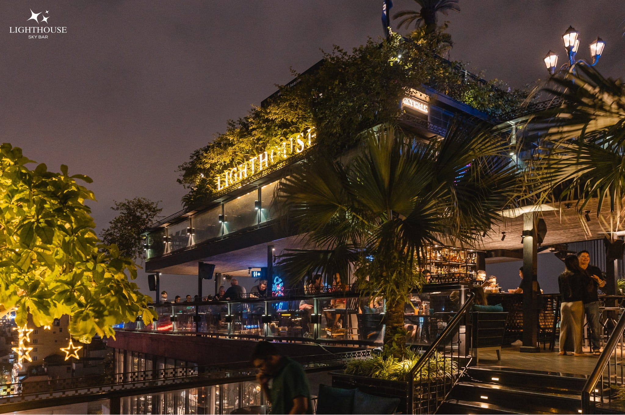 Lighthouse Sky Bar – "Con tàu" náo nhiệt cạnh ven sông