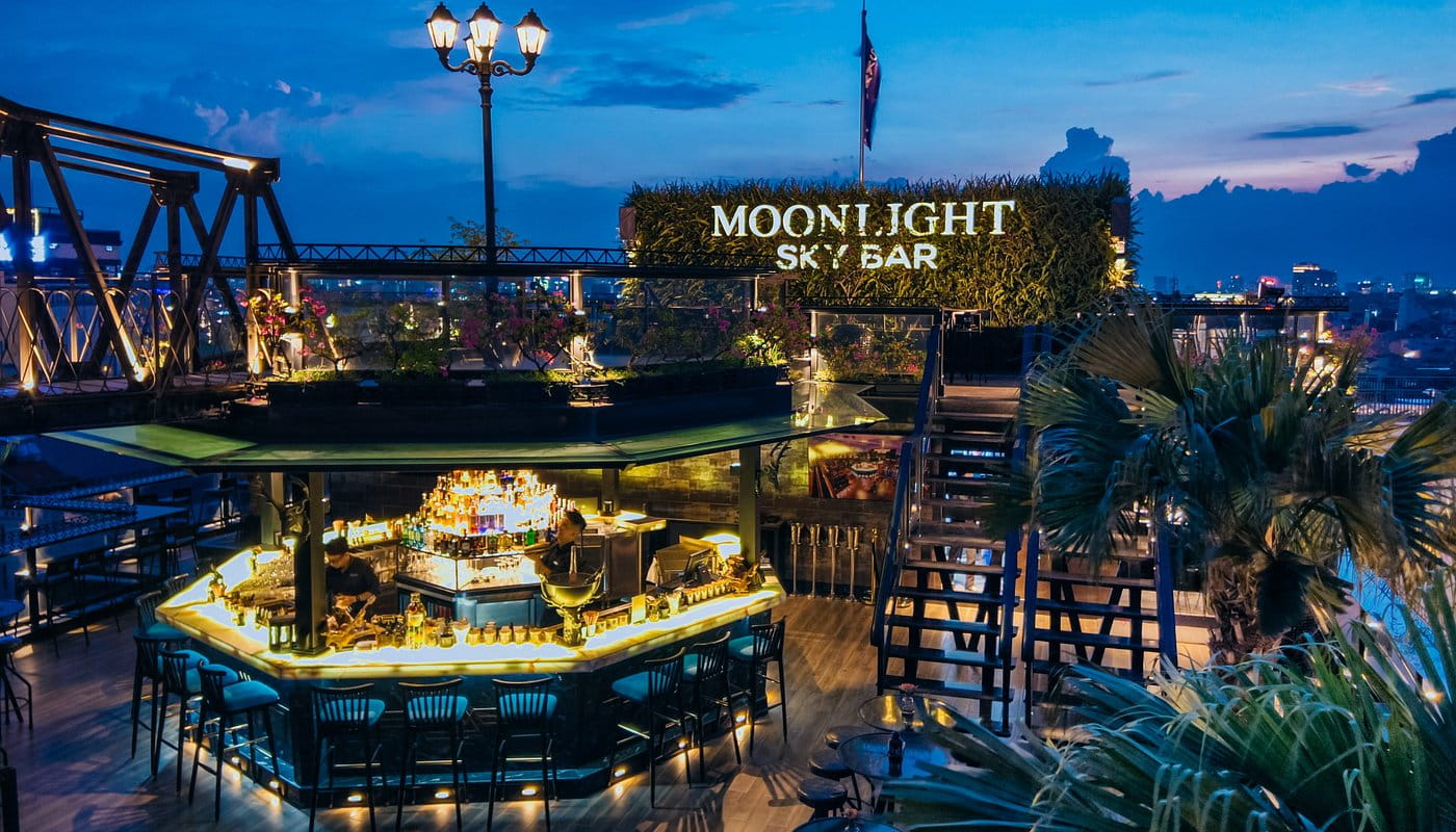 Moonlight Sky Bar: Tầm Nhìn 360 Độ Giữa Lòng Phố Cổ