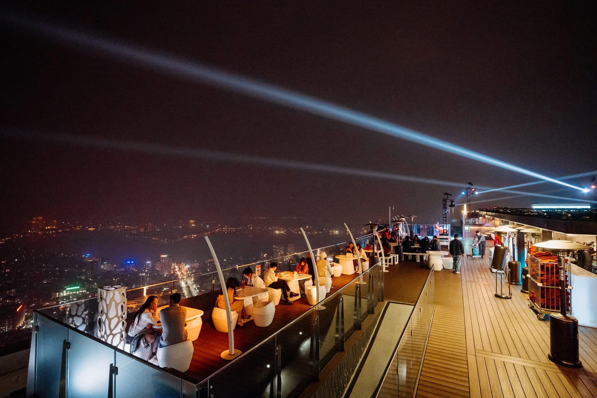 Top of Hanoi – Đại tiệc âm nhạc xứng tầm bar Hà Nội trên đỉnh thành phố